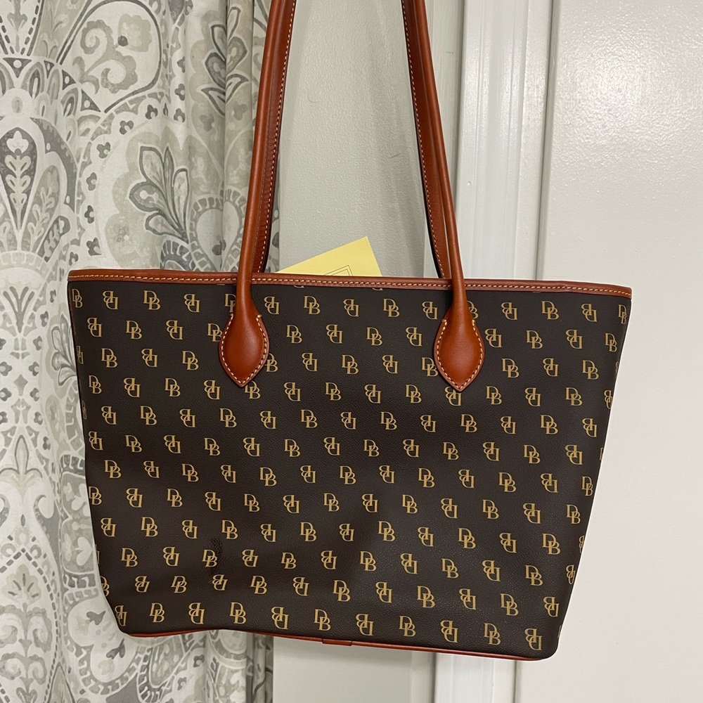 Beautiful Dooney and Bourke large purse with registration card. - Picture 3 of 16